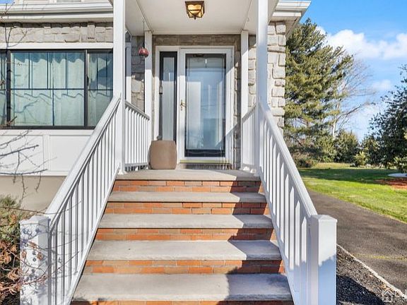 5th image of 134 Camden Ave