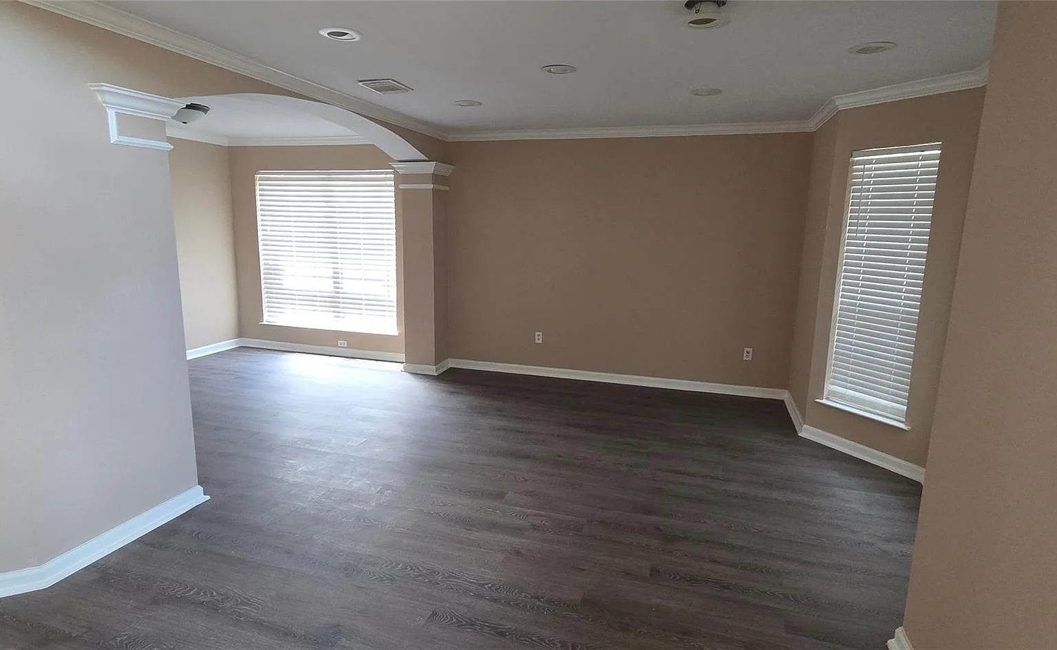 4 bed, 2.5 bath, 2489 sqft, $2,600 — Photo 2