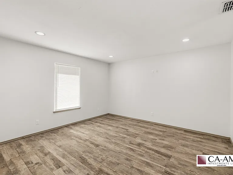9215 N 32nd Ln — Photo 2