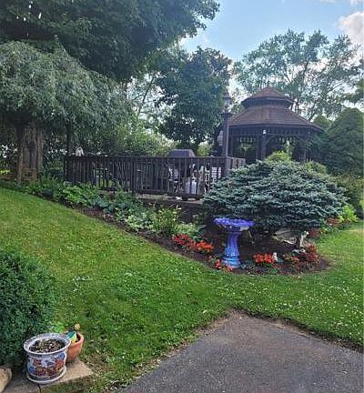 3rd image of 915 Parkview Dr