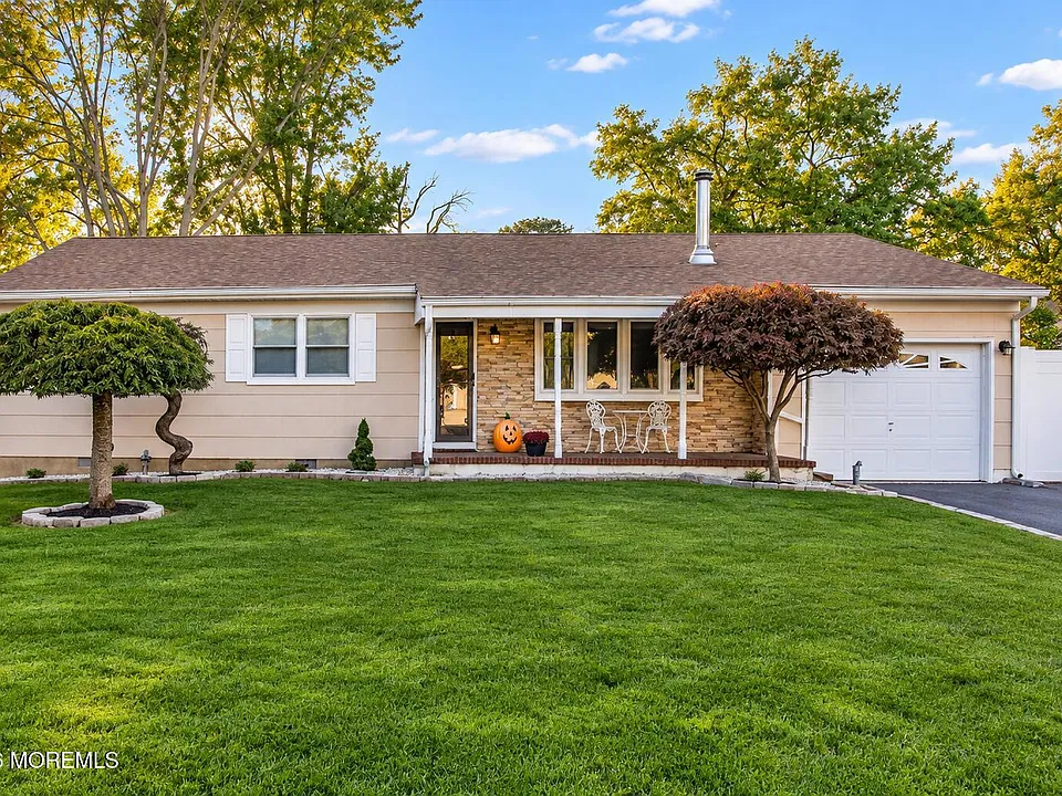 384 Essex Dr
