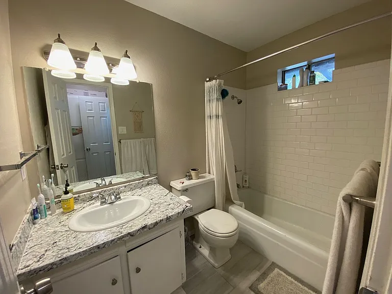 1107 N Locust St — Photo 12