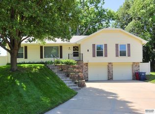 814 Waterford Cir, Papillion, NE 68046