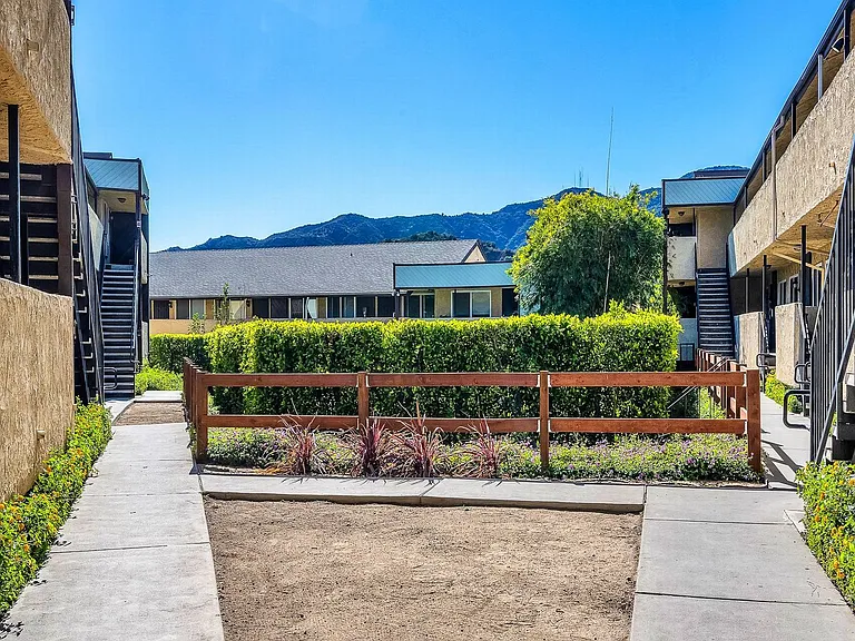 Montrose Villas — Photo 3