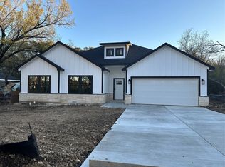 105 Avondale Ave, Azle, TX 76020