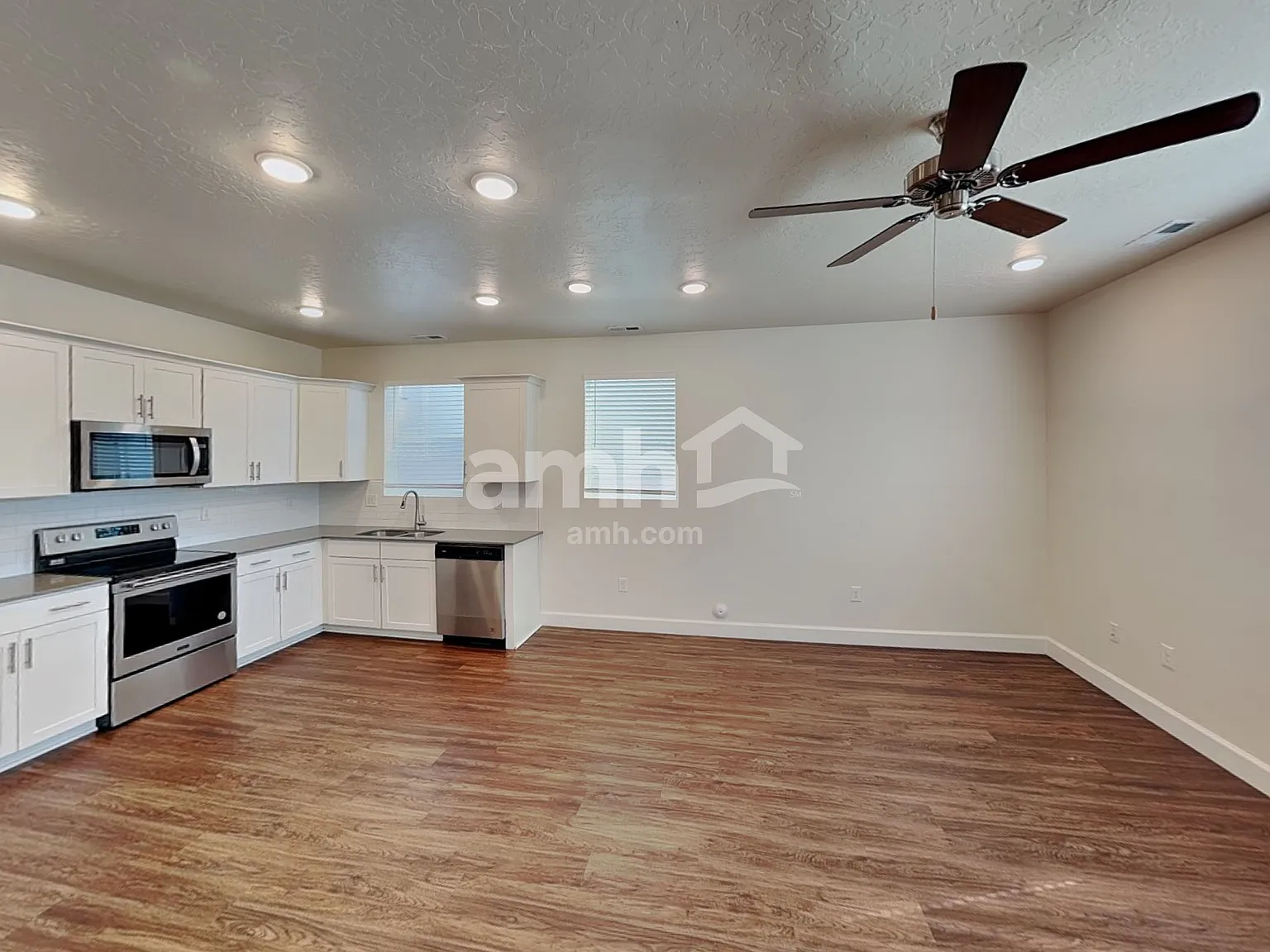 3 bed, 2.5 bath, 1420 sqft, $3,160 — Photo 4