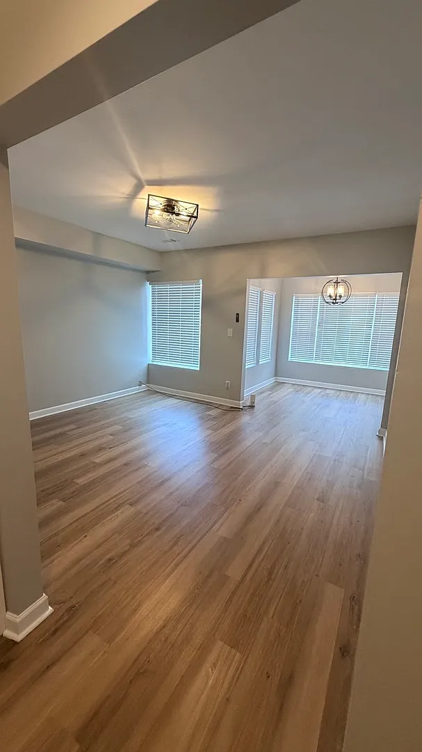 3 bed, 1100 sqft, $1,900 — Photo 2