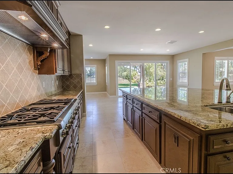 47 Santa Barbara Dr — Photo 10