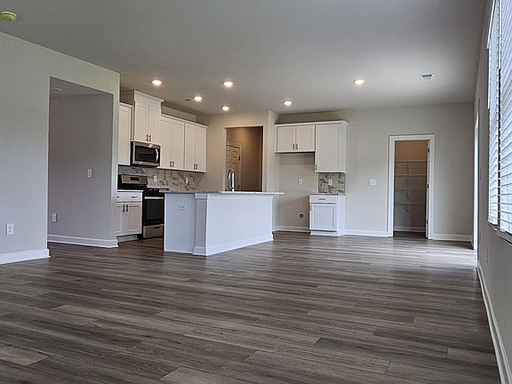 5th image of 140 Lavinia Cir