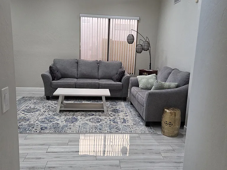 1015 E Irma Ln — Photo 8