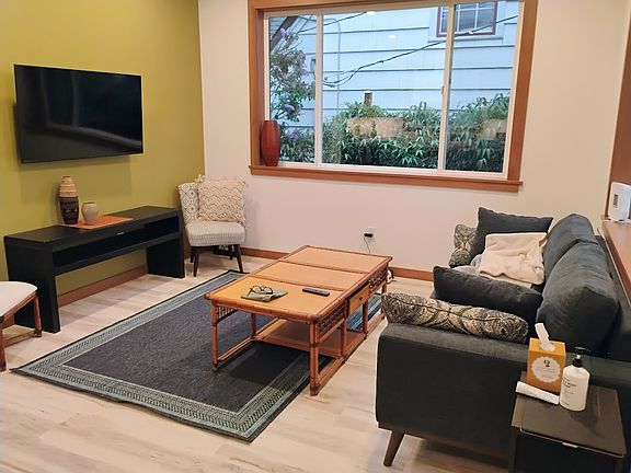 4th image of 284 NE Rennie Pl