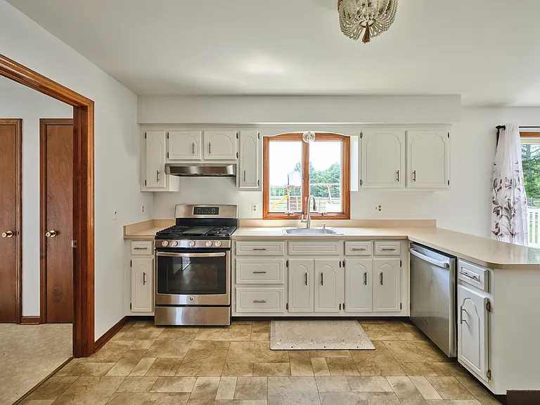815 Clawson Ave — Photo 6