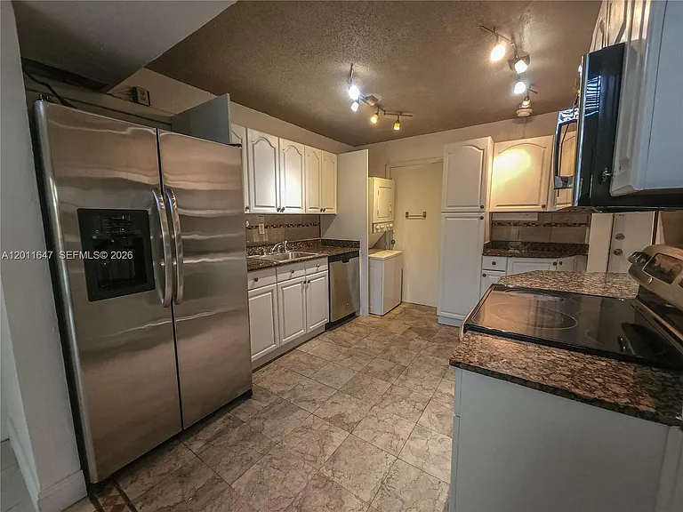 10907 N Kendall Dr #313 — Photo 3