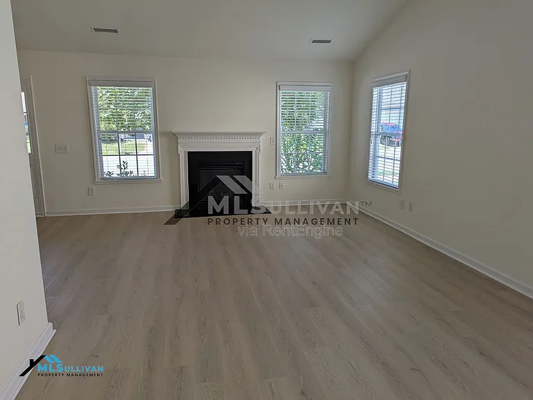 1327 Fairmont St — Photo 2
