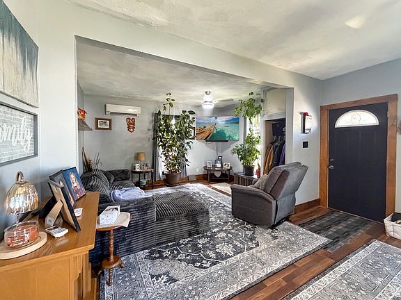 3rd image of 828 S Adams Ave