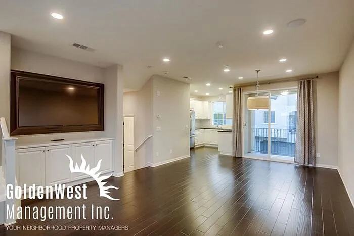 2 bed, 2.5 bath, 1306 sqft, $3,700 — Photo 4