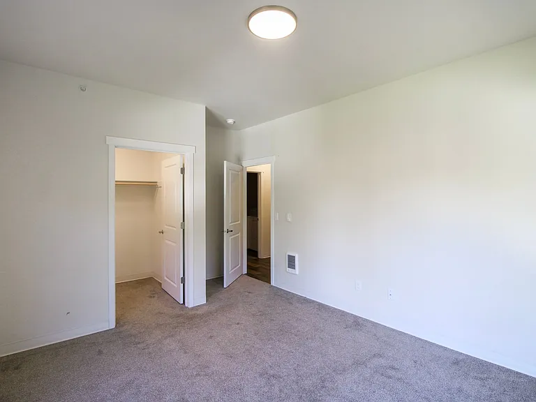 Creek's Edge Apartments — Photo 11