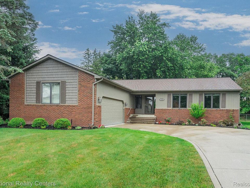 1st image of 605 Lakes Edge Dr