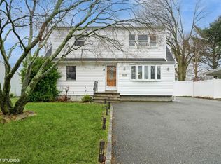 410 17th St, West Babylon, NY 11704