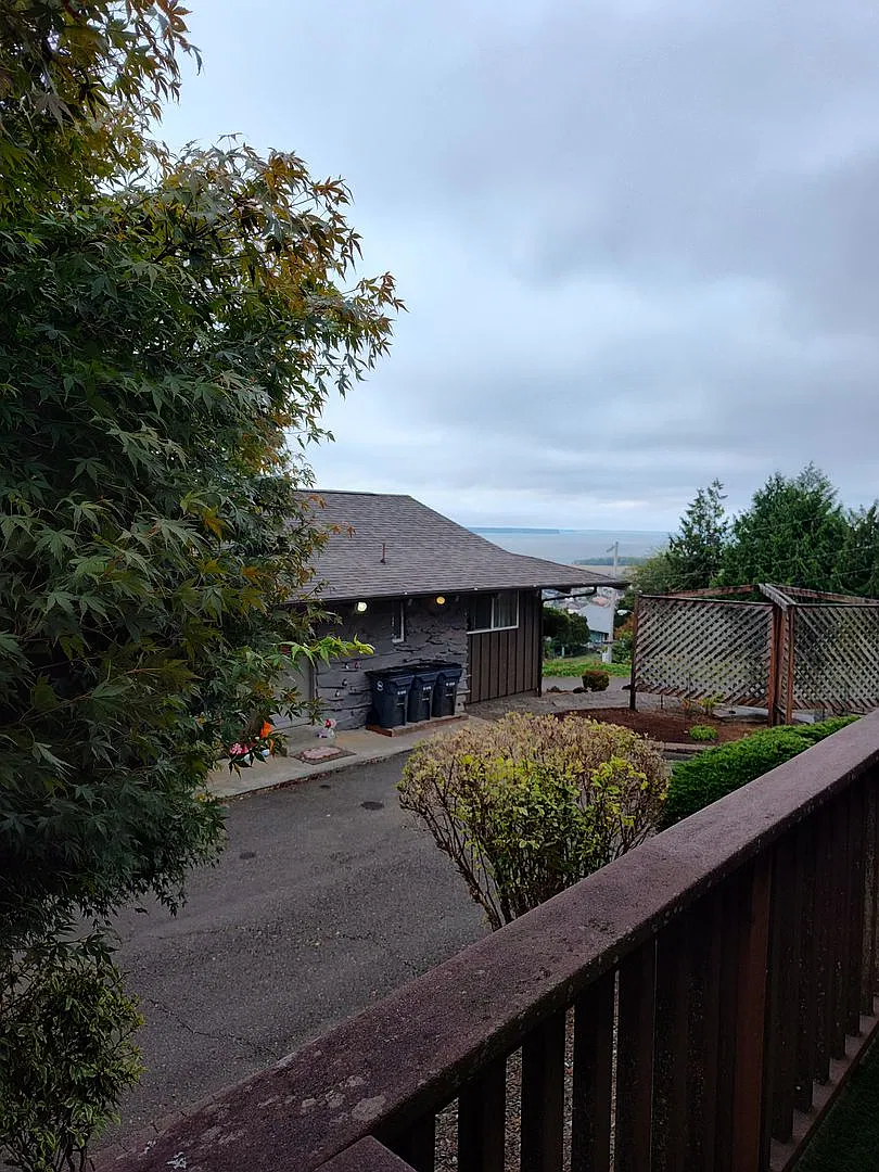 Free storage locker - 2 bedroom/1 bath - Spacious balcony with a view! — Photo 1