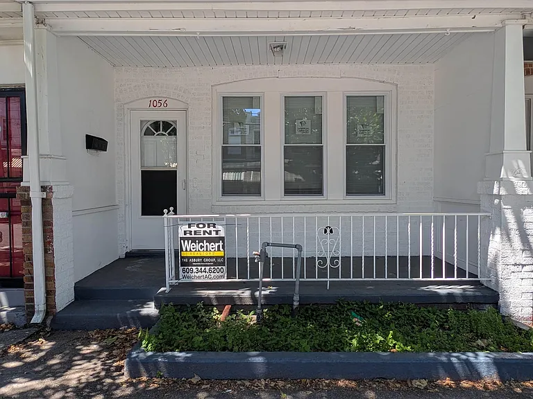 1056 N Ohio Ave — Photo 2