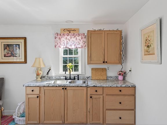 4th image of 272 Bacon Road