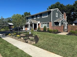 24 Foxwood Rd, Old Bethpage, NY 11804