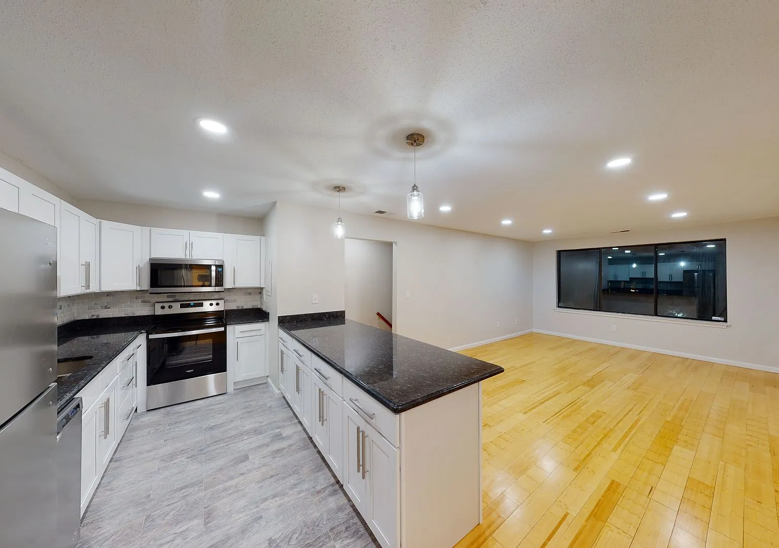 Spacious 2 Bedroom Condo with 2 Bathrooms! — Photo 2