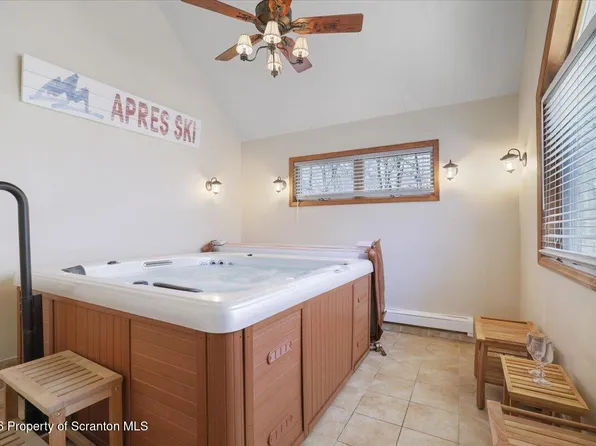 74 Mildred Dr, Gouldsboro, PA 18424