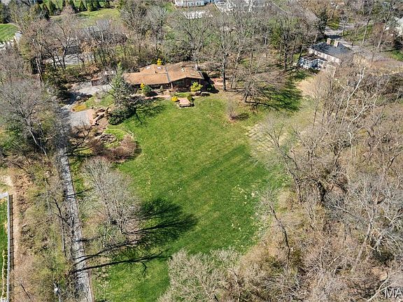 2nd image of 233 S Warson Rd