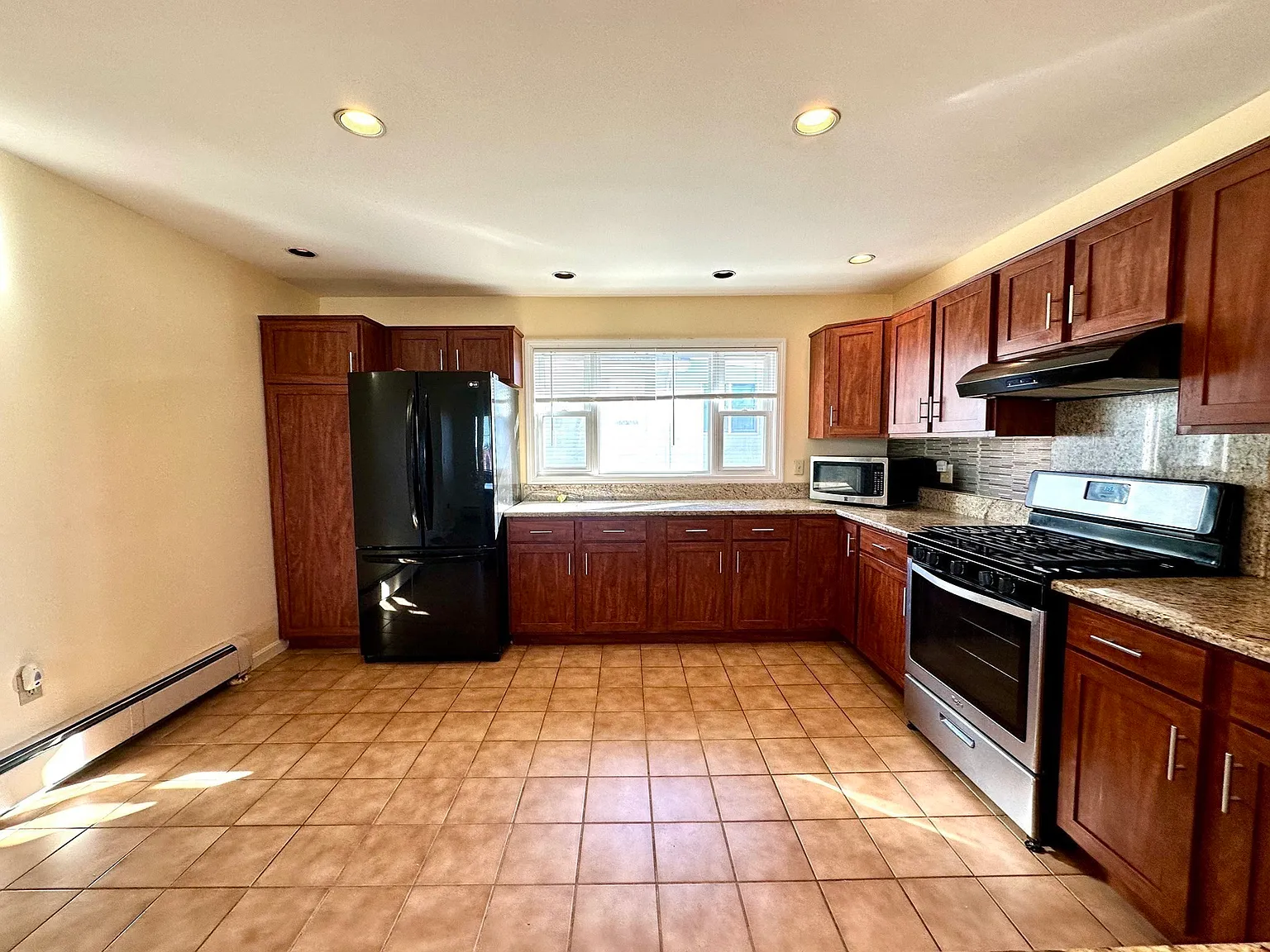 4 bed, 2.0 bath, 2200 sqft, $4,200 — Photo 4