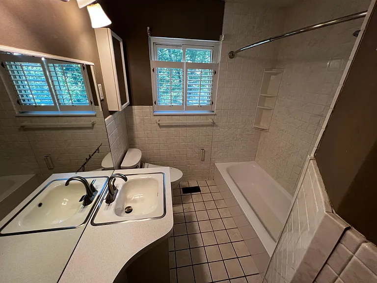 826 Claremont Ct — Photo 12