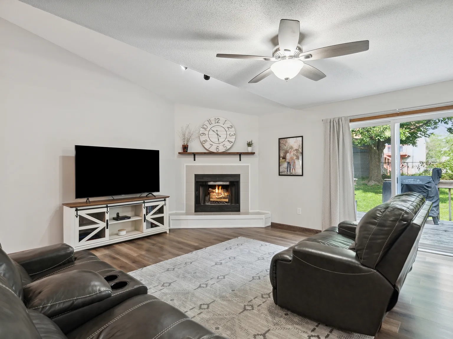3 bed, 2.5 bath, 1832 sqft, $2,250 — Photo 2