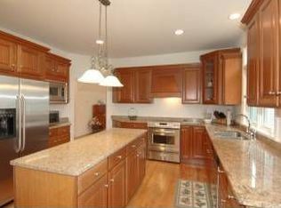 4307 Weatherstone Rd, Crystal Lake, IL 60014