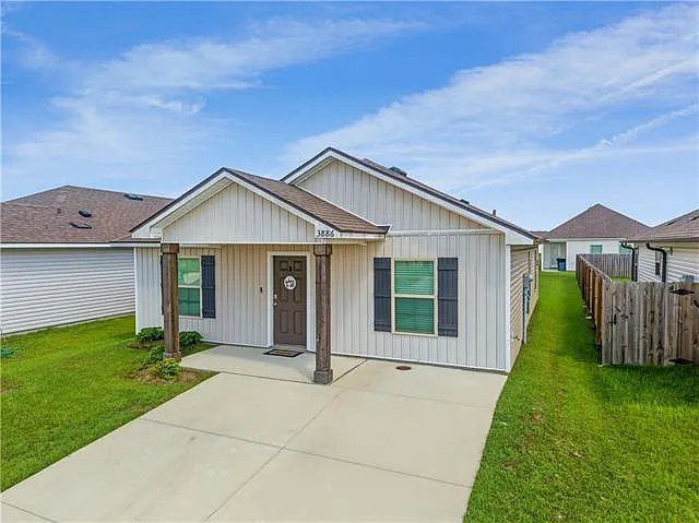3 bed, 2.0 bath, 1188 sqft, $2,000 — Photo 2