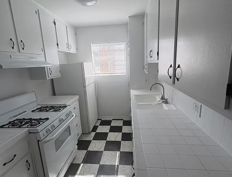 1550 N Harvard Blvd #15 — Photo 5