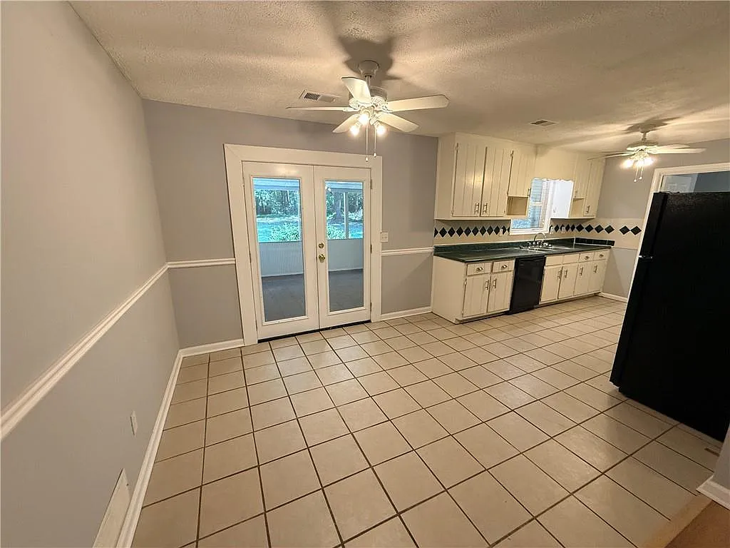 3 bed, 2.0 bath, $1,795 — Photo 3