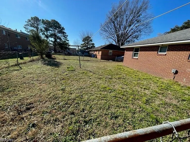 2108 Pond Ln — Photo 9