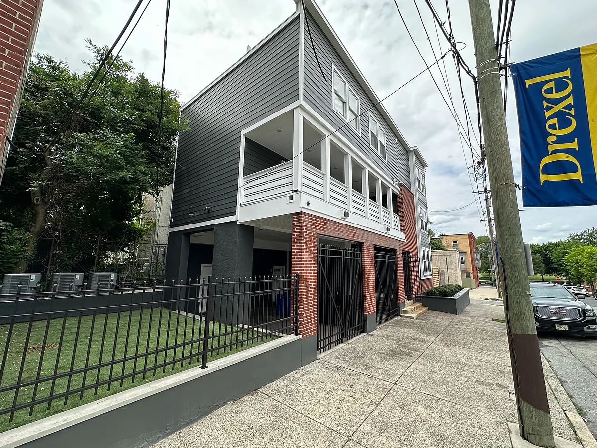 side yard - 256 N 32nd St #2