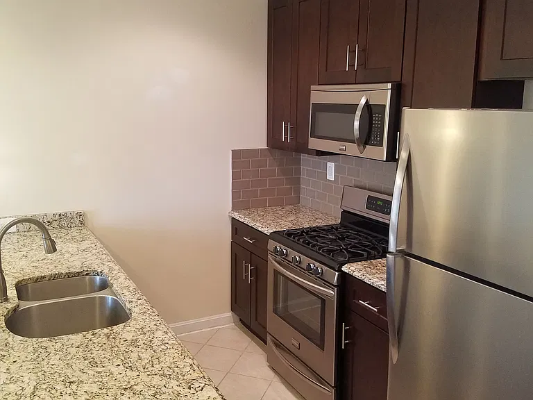 1107 Penn St NE #1 — Photo 3