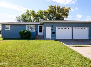 806 Walnut St E, Devils Lake, ND 58301