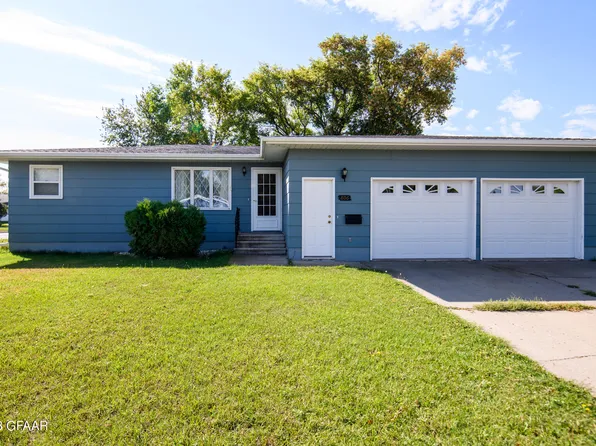 806 Walnut St E, Devils Lake, ND 58301