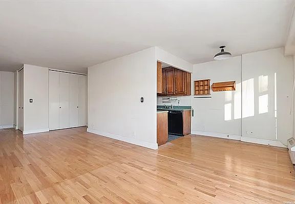 4th image of 52-40 39th Dr APT 3D