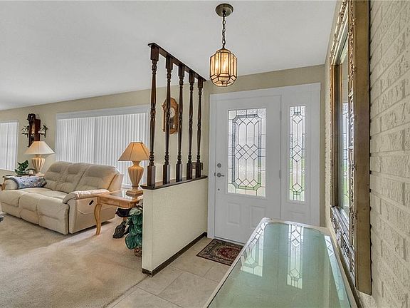 3rd image of 8 Sunny Beach Dr