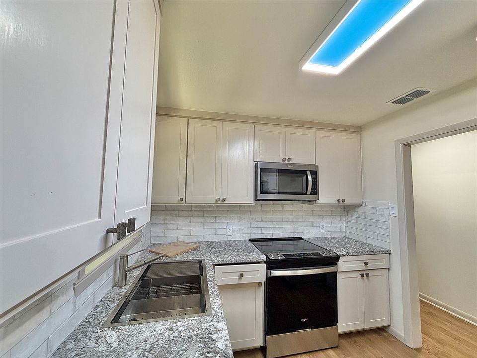 13th image of 1812 Carlton St
