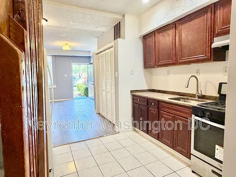 1537 A St SE #SE — Photo 2