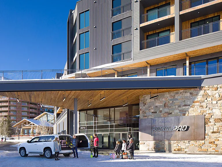 __ Yotelpad entrance & valet parking for guests
__ Convenient entry to Yotelpad with valet parking available for your guests, making arrivals smooth and effortless. Enjoy a seamless stay from the moment you arrive!