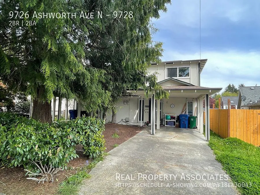 Spacious 2 Bedroom/2 Bath Townhouse-Style Duplex with Fenced Backyard - Pet Friendly! — Photo 2