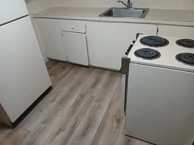380 S Wagon Wheel Dr #4 — Photo 3