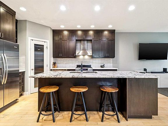 5th image of 1046 W Rundle Cres NE